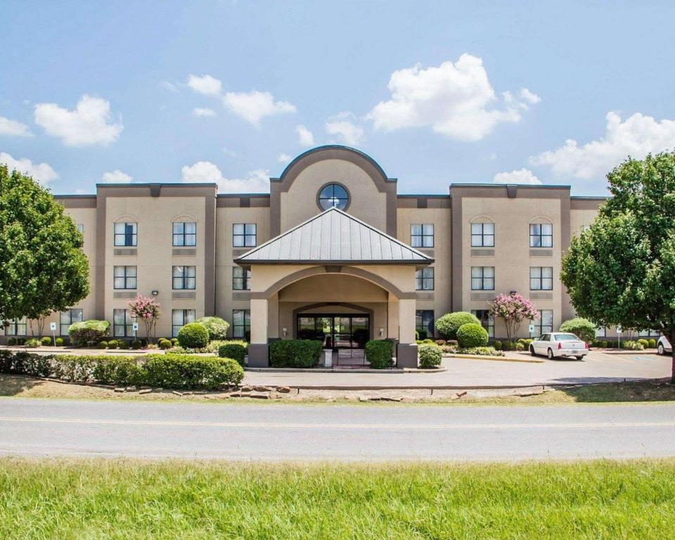 ein großes Gebäude mit einem davor geparkt in der Unterkunft Comfort Suites McAlester in McAlester