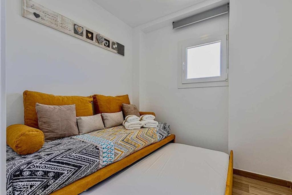 Posteľ alebo postele v izbe v ubytovaní 797 Holiday Rentals - Benalbeach- Moderno piso para 5 con vistas al mar