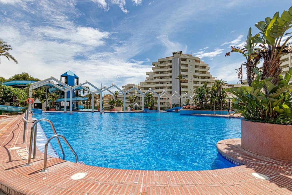 Bazén v ubytovaní 797 Holiday Rentals - Benalbeach- Moderno piso para 5 con vistas al mar alebo v jeho blízkosti