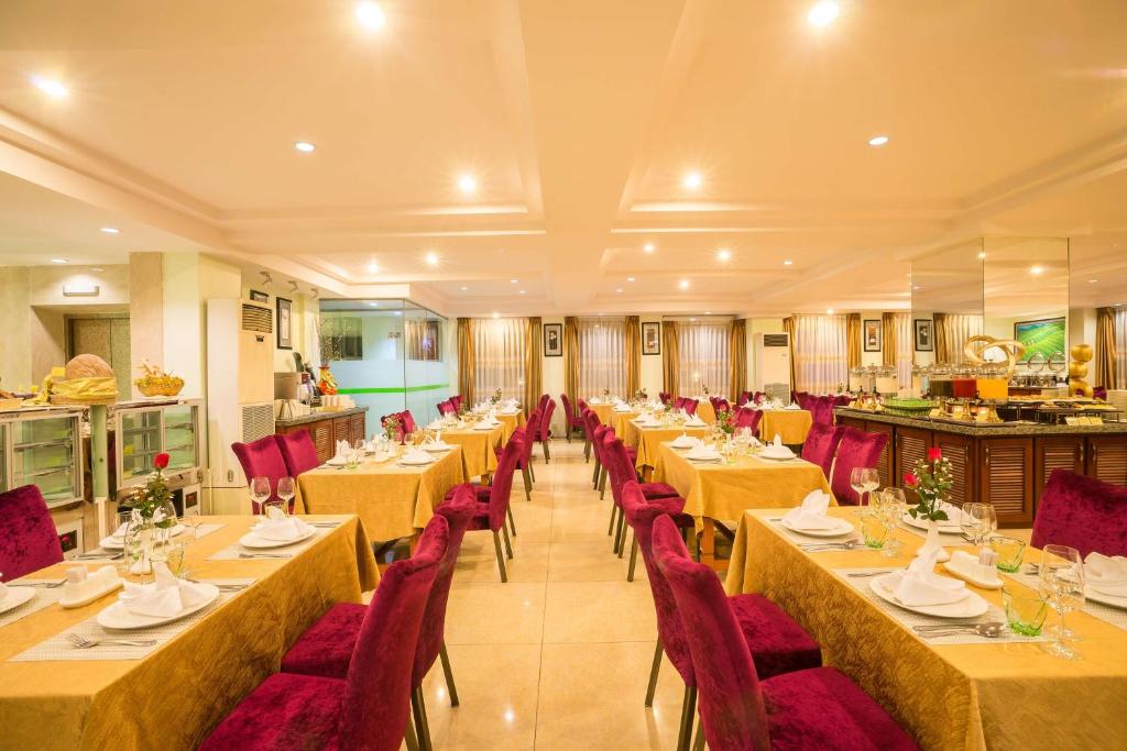 Restoran või mõni muu söögikoht majutusasutuses Best Western Green Hill Hotel