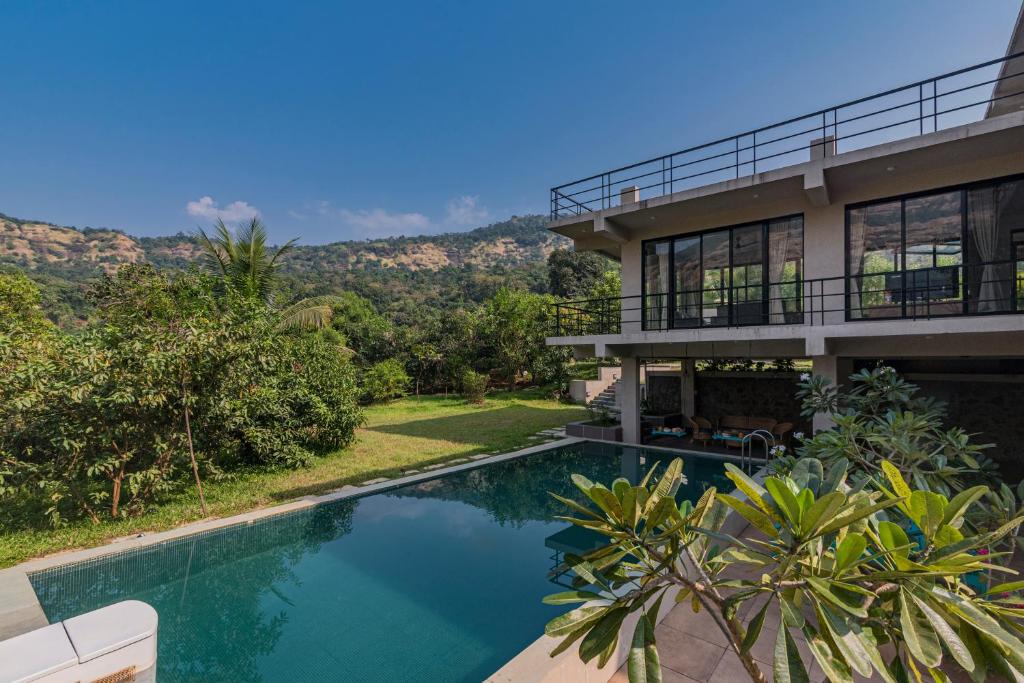 SaffronStays Mountain Aer, Karjat - Villa
