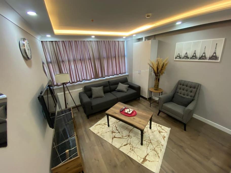 Atasuit2 في إسطنبول: غرفة معيشة مع أريكة وطاولة