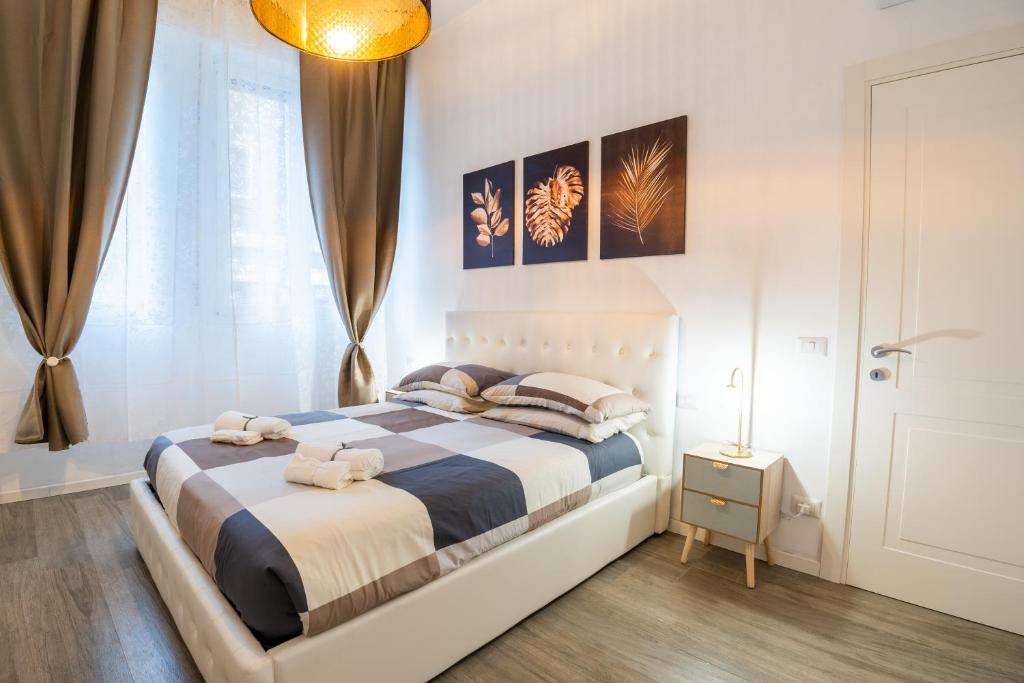 een slaapkamer met een groot bed en een raam bij Nord Milano Luxury Apartments in Bresso