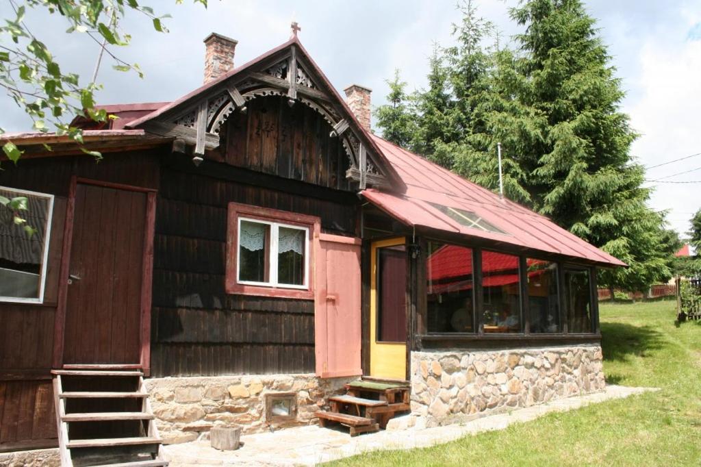 Cabaña de madera con techo rojo en Sat Balcesti-Belis en Beliş