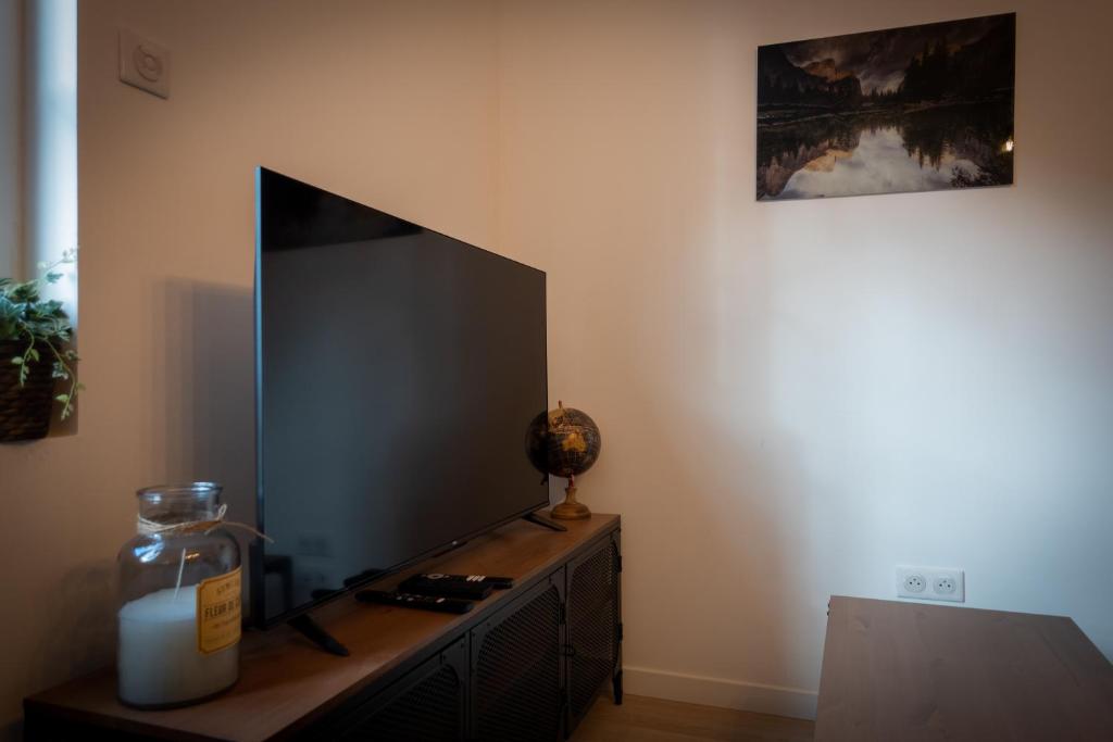 Televízia a/alebo spoločenská miestnosť v ubytovaní Bonuit