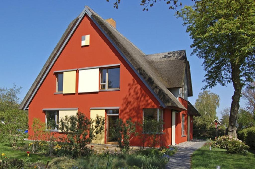 a red house with a gambrel roof at Aalreuse in Wieck