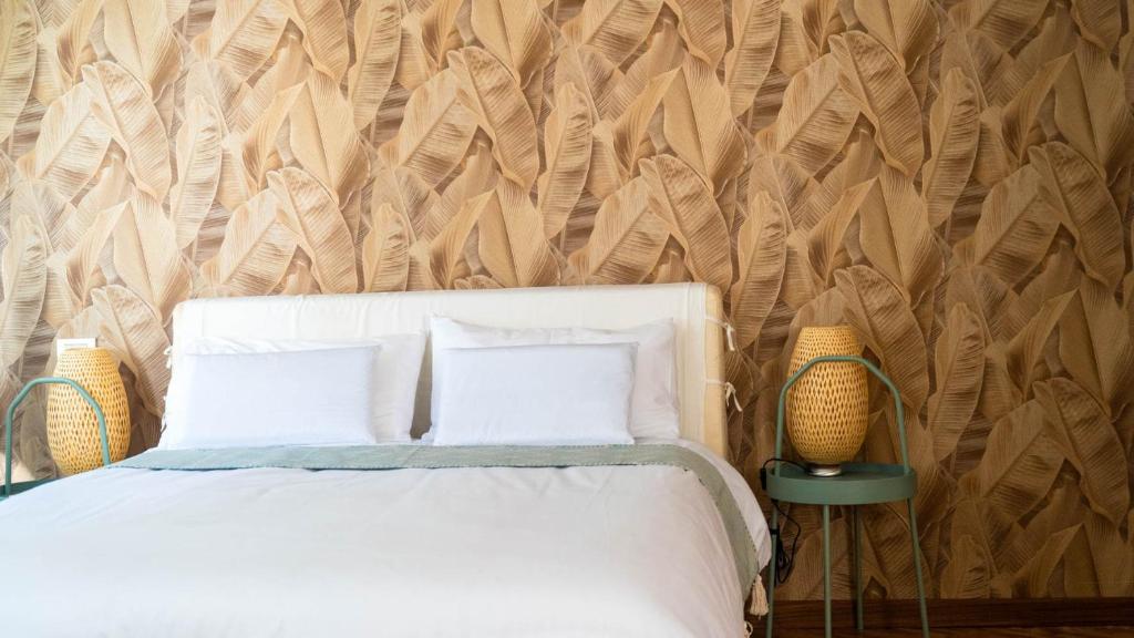 um quarto com uma cama e uma parede de madeira em Pollicino House em Caltagirone