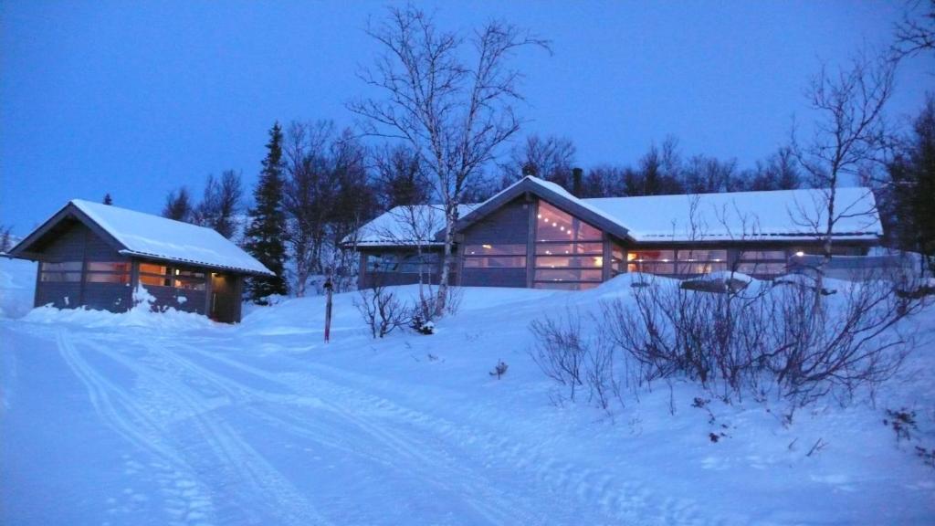 ein Haus im Schnee davor in der Unterkunft Svarthamar - cabin with amazing view in Ål