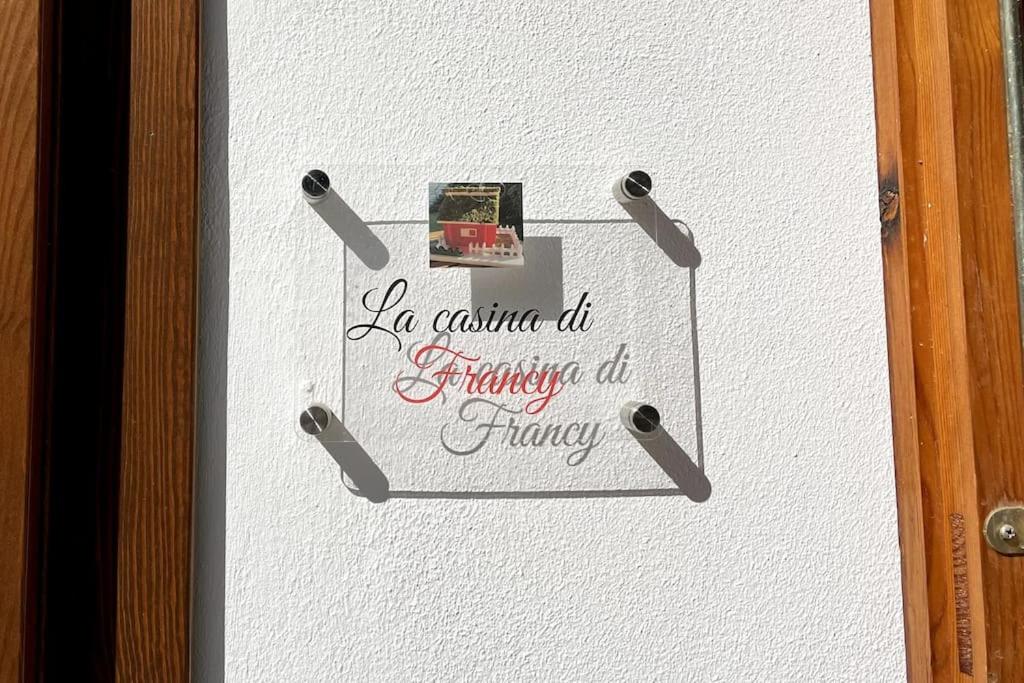 una foto de un feliz aniversario de terapia en La casina di Francy, en Castelsantangelo sul Nera