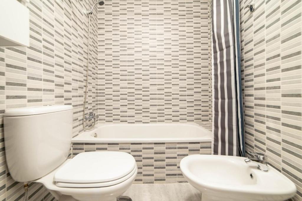 Kúpeľňa v ubytovaní -MalagaSunApts- Stylish City Centre Pool&Parking