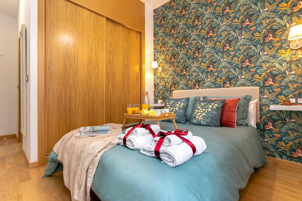 A bed or beds in a room at -MalagaSunApts- Central FreeParking RooftopPool