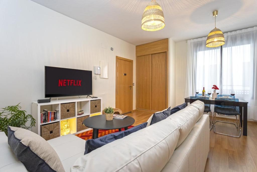 TV a/nebo společenská místnost v ubytování -MalagaSunApts- PrivateTerrace FreeParking Pool