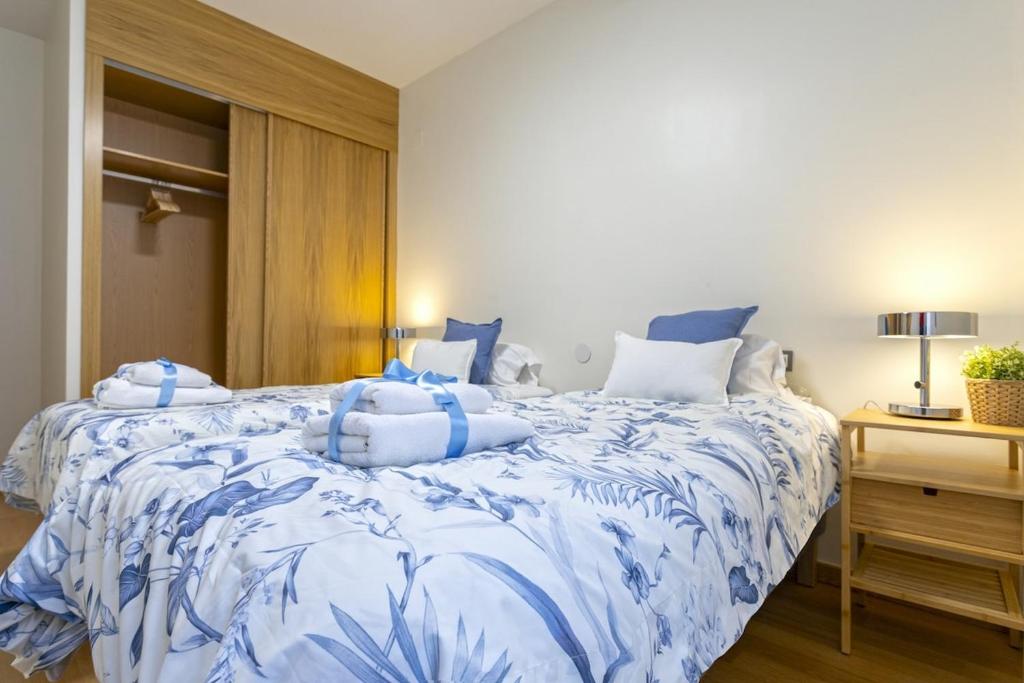 Postel nebo postele na pokoji v ubytování -MalagaSunApts- PrivateTerrace FreeParking Pool