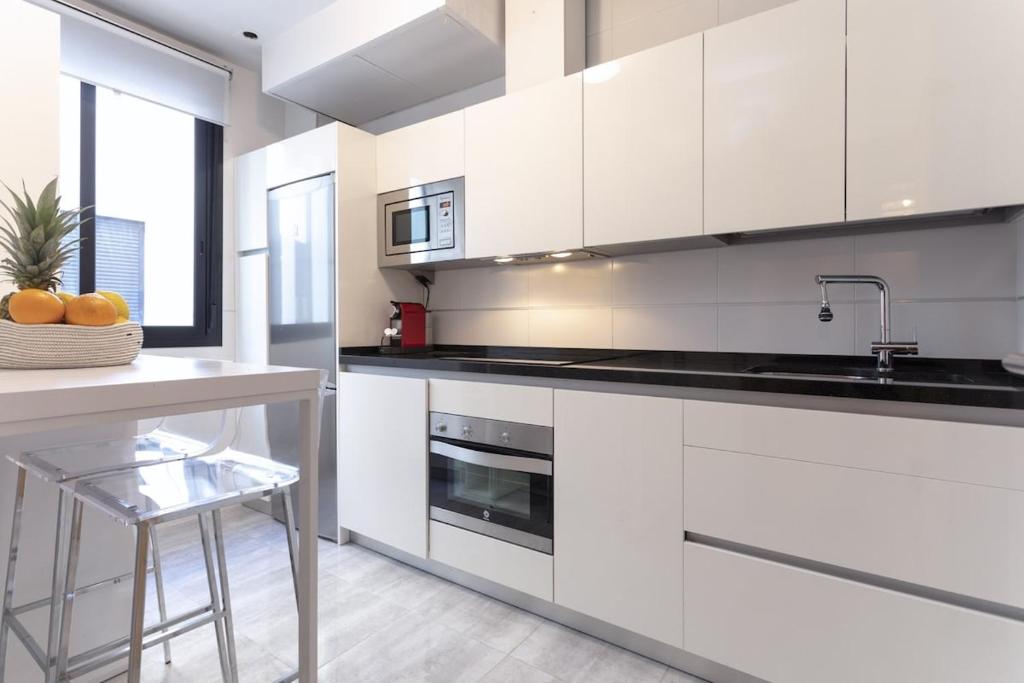 Kuchyň nebo kuchyňský kout v ubytování -MalagaSunApts- PrivateTerrace FreeParking Pool