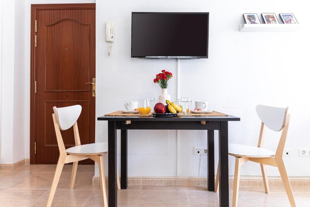Televízia a/alebo spoločenská miestnosť v ubytovaní -MalagaSunApts- Bright City Centre Studio