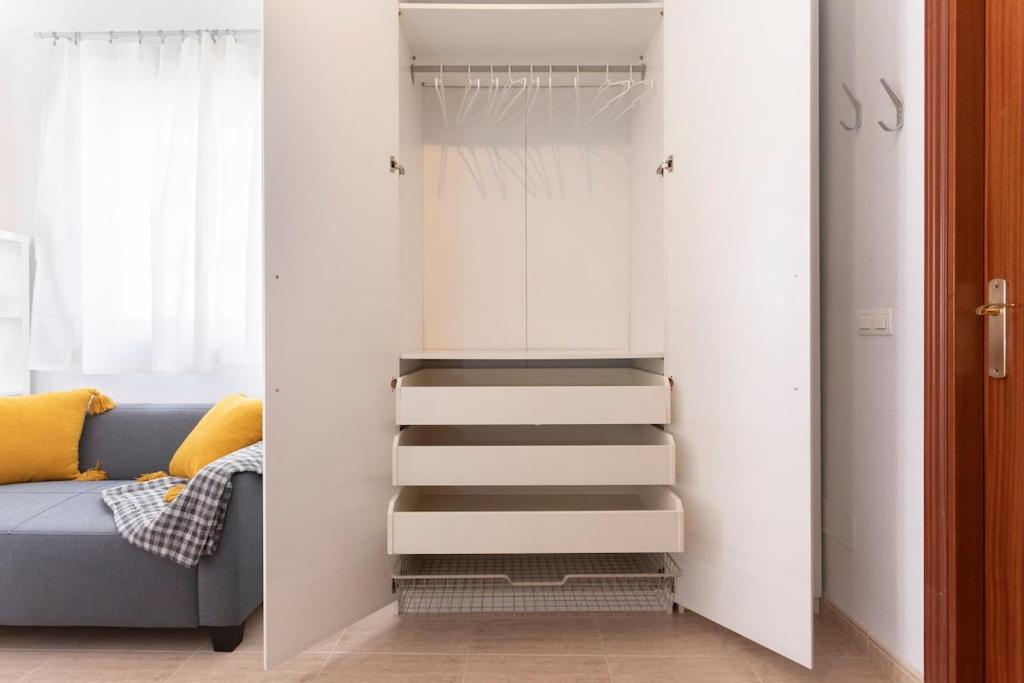 Posteľ alebo postele v izbe v ubytovaní -MalagaSunApts- Bright City Centre Studio