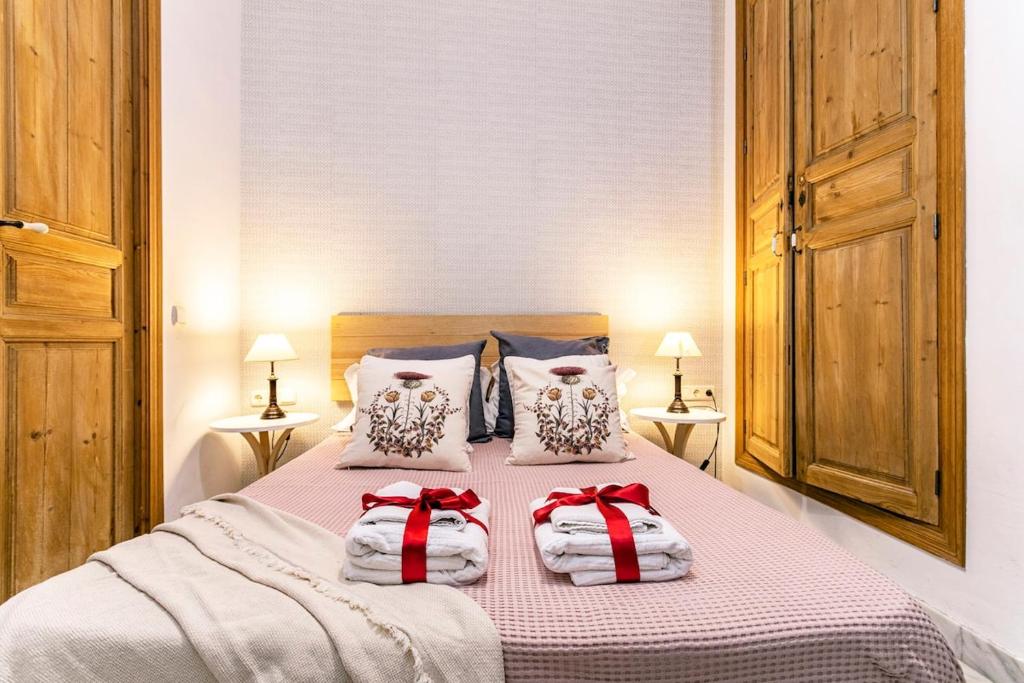 Łóżko lub łóżka w pokoju w obiekcie -MalagaSunApts- Premium Historical CityCentre