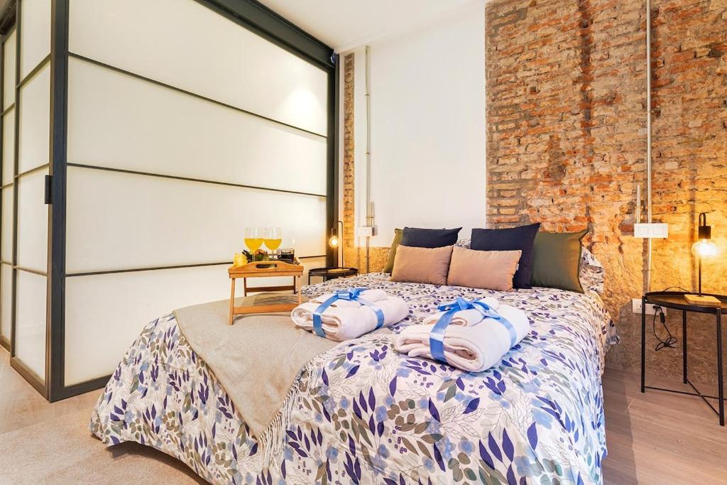Posteľ alebo postele v izbe v ubytovaní -MalagaSunApts-Industrial Loft CityCentre