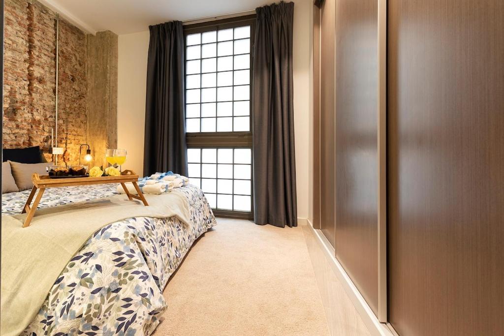 Posteľ alebo postele v izbe v ubytovaní -MalagaSunApts-Industrial Loft CityCentre