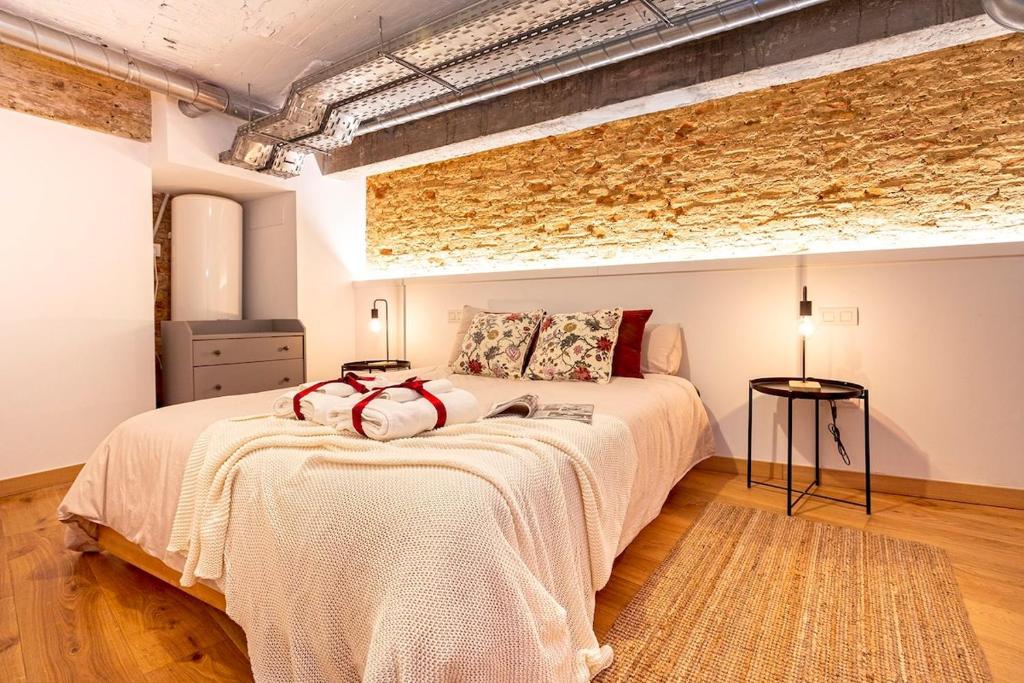 Posteľ alebo postele v izbe v ubytovaní -MalagaSunApts-Industrial Loft CityCentre