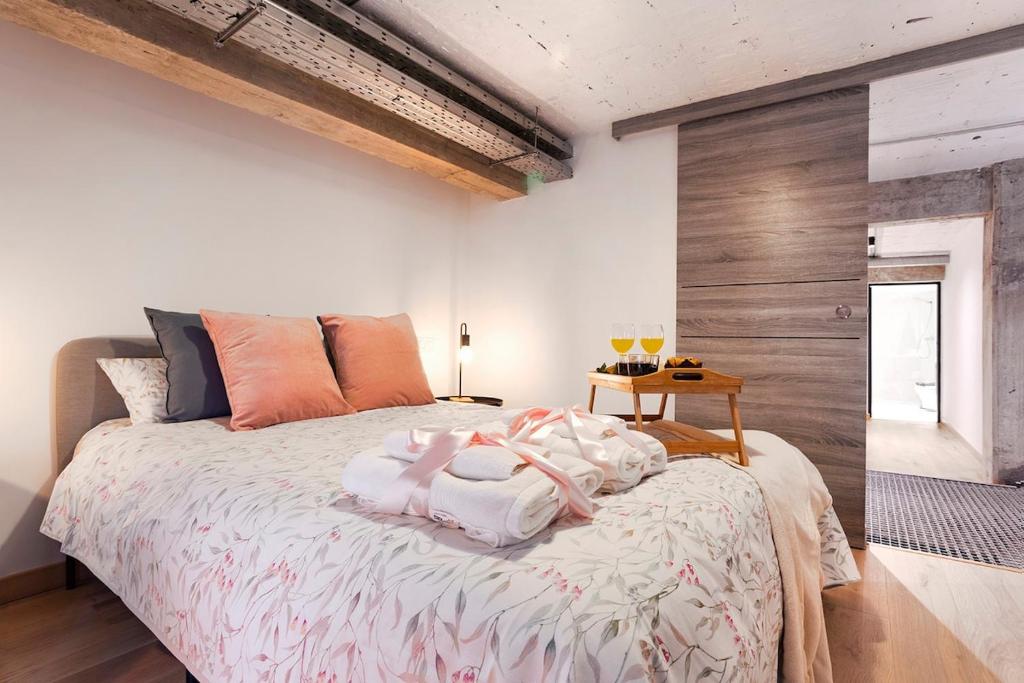 Posteľ alebo postele v izbe v ubytovaní -MalagaSunApts-Industrial Loft CityCentre