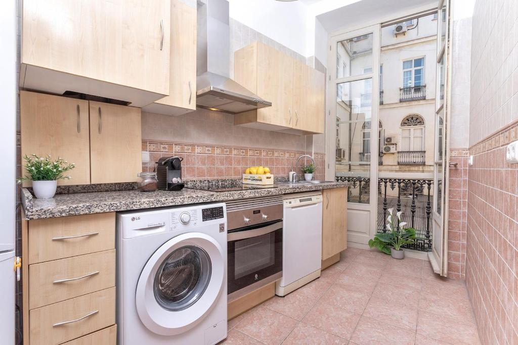 Kuchnia lub aneks kuchenny w obiekcie -MalagaSunApts- Historic Heart of Malaga AA WIFI