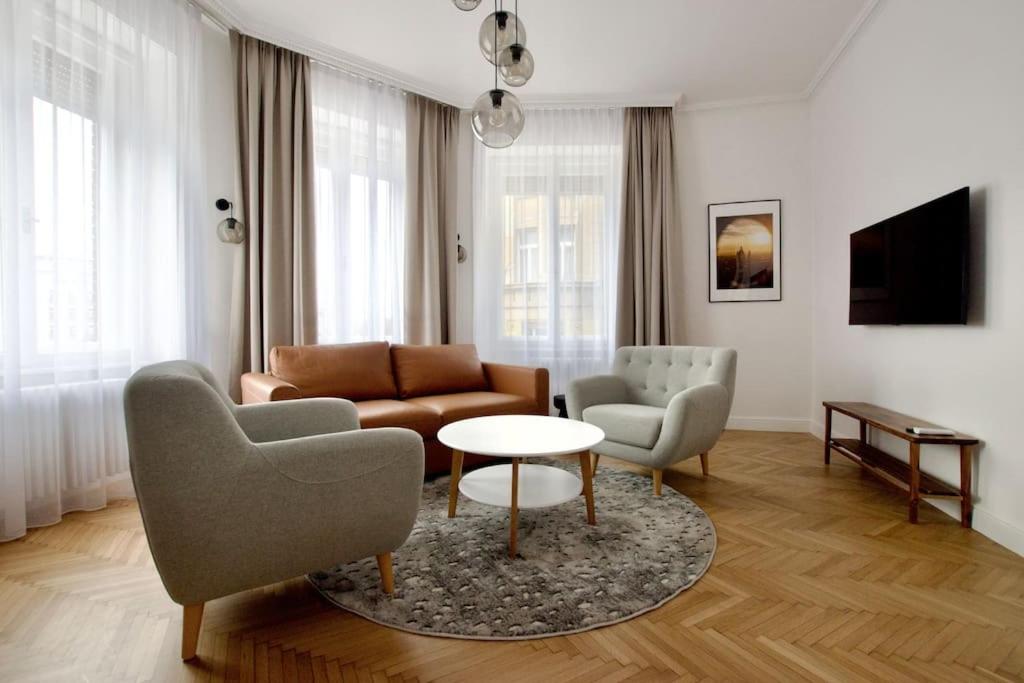 Posedenie v ubytovaní Premium Apartment by Hi - Central 2 BR - best view
