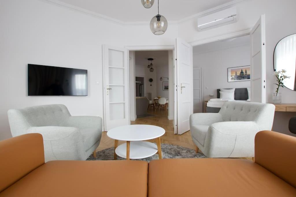 Televízia a/alebo spoločenská miestnosť v ubytovaní Premium Apartment by Hi - Central 2 BR - best view