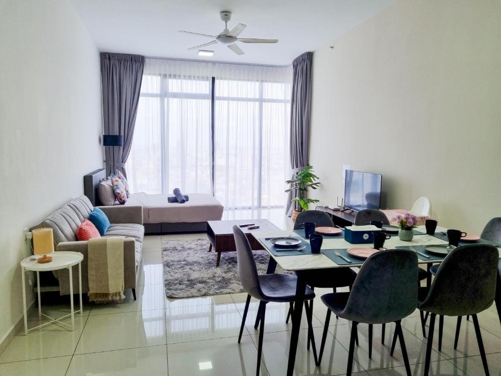TV a/nebo společenská místnost v ubytování Lavish Beacon Executive Suites by Bin Dao Wu Homestay Penang
