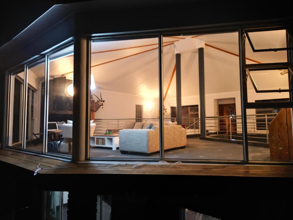 ウィルダネスにあるwilderness oceanviewのリビングルームの景色を望むガラス窓が備わります。