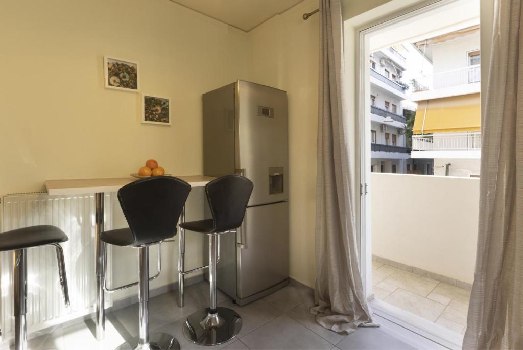Kuchnia lub aneks kuchenny w obiekcie 3BR Prime APT a breath away from the Acropolis!