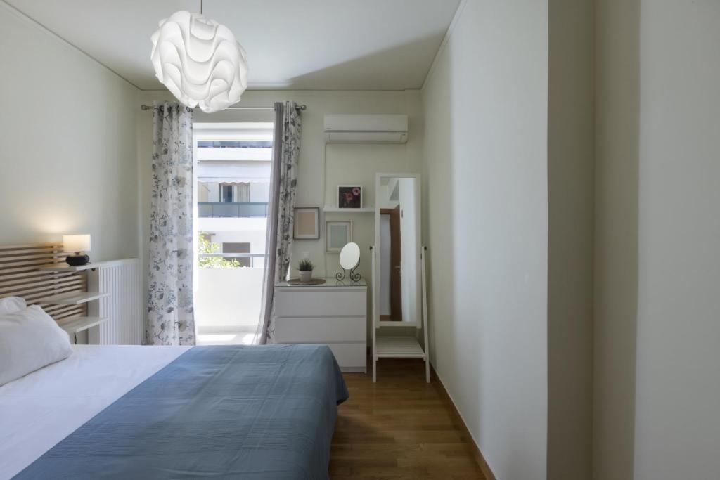 Łóżko lub łóżka w pokoju w obiekcie 3BR Prime APT a breath away from the Acropolis!