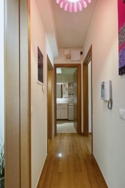 Zdjęcie z galerii obiektu 3BR Prime APT a breath away from the Acropolis! w Atenach