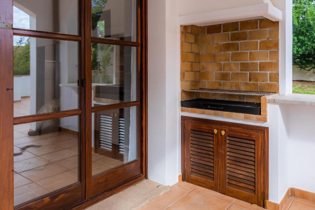 Kuchyň nebo kuchyňský kout v ubytování Villa Font de sa Cala