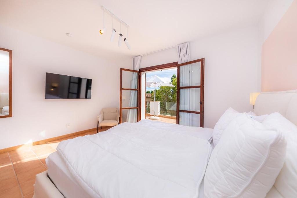 Postel nebo postele na pokoji v ubytování Villa Font de sa Cala