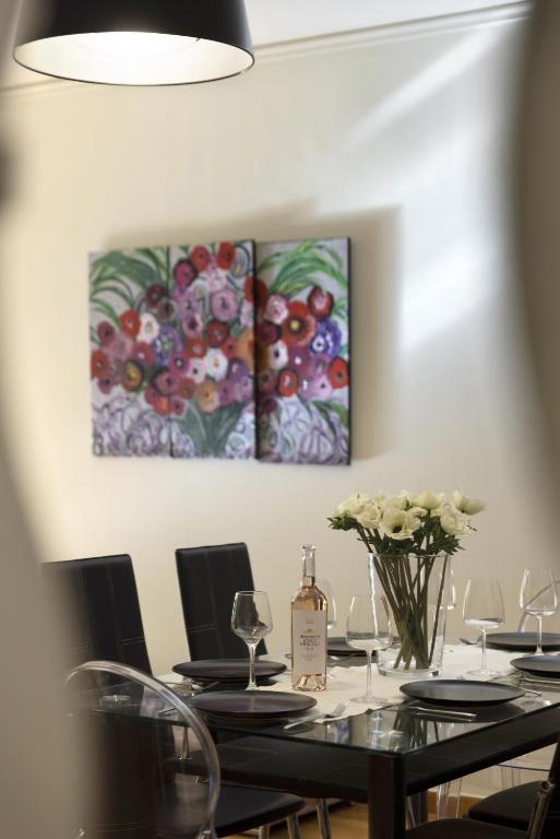 Zdjęcie z galerii obiektu 3BR Prime APT a breath away from the Acropolis! w Atenach