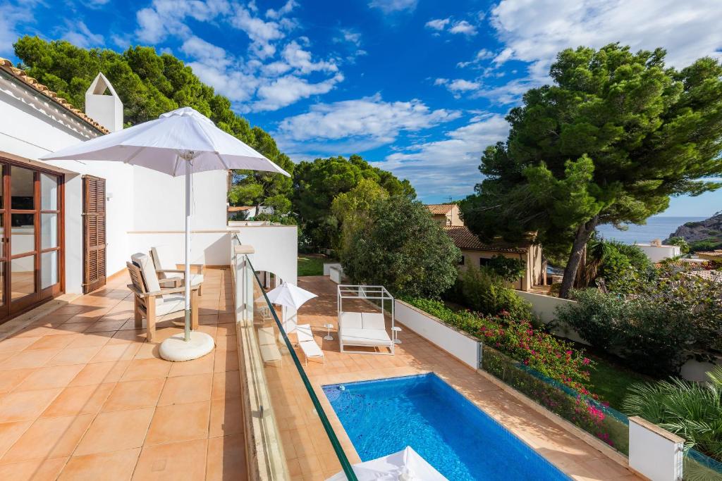 Bazén v ubytování Villa Font de sa Cala nebo v jeho okolí