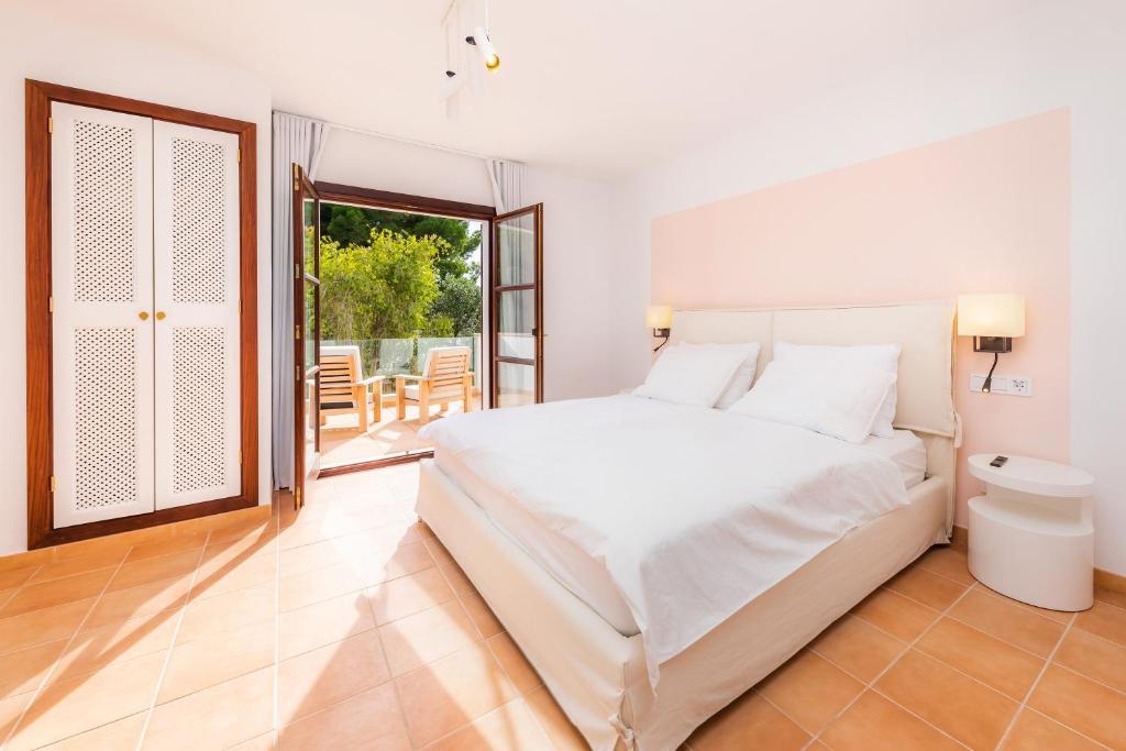 Postel nebo postele na pokoji v ubytování Villa Font de sa Cala