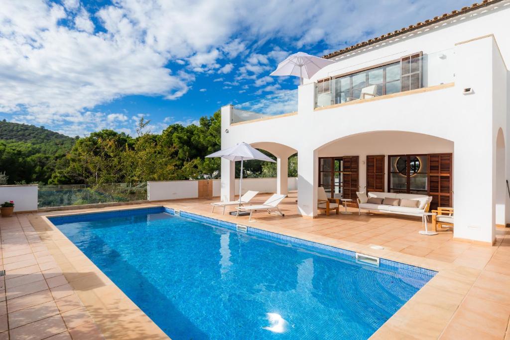Bazén v ubytování Villa Font de sa Cala nebo v jeho okolí