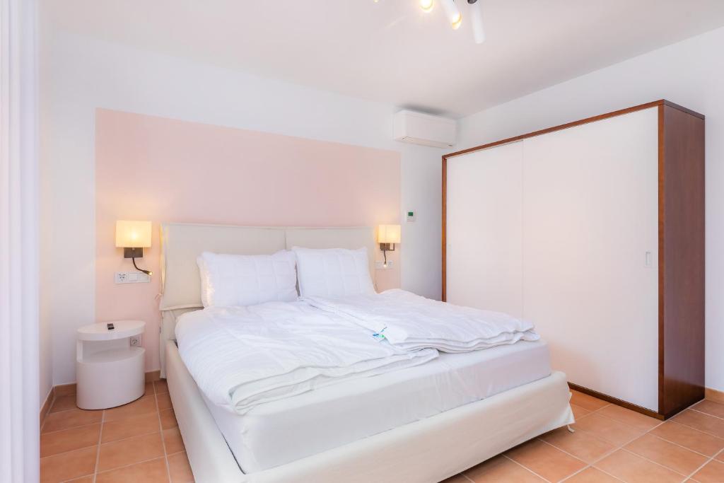 Postel nebo postele na pokoji v ubytování Villa Font de sa Cala