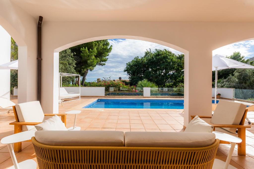 Bazén v ubytování Villa Font de sa Cala nebo v jeho okolí