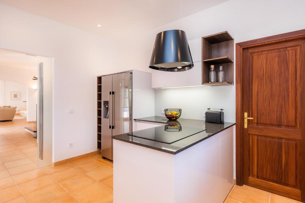 Kuchyň nebo kuchyňský kout v ubytování Villa Font de sa Cala