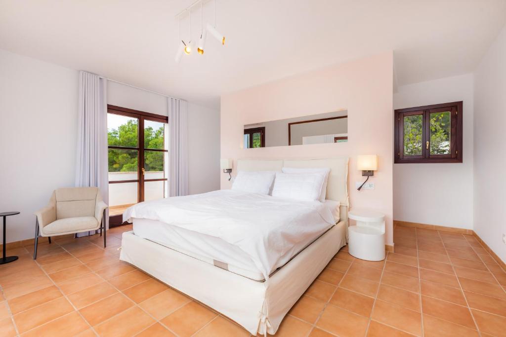 Postel nebo postele na pokoji v ubytování Villa Font de sa Cala