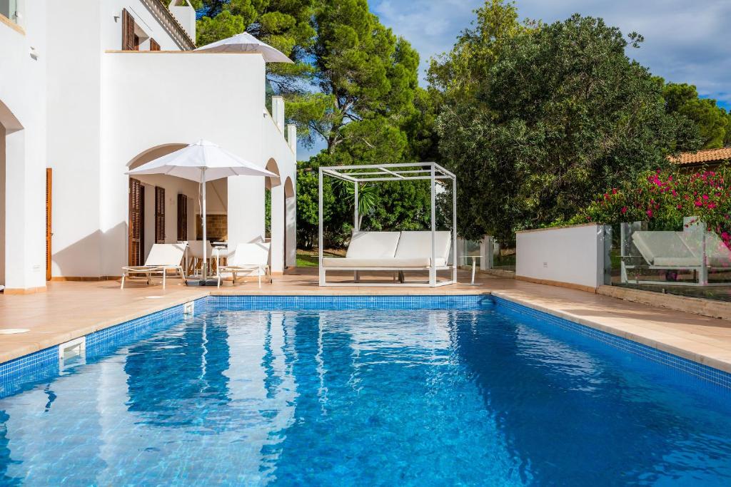 Bazén v ubytování Villa Font de sa Cala nebo v jeho okolí