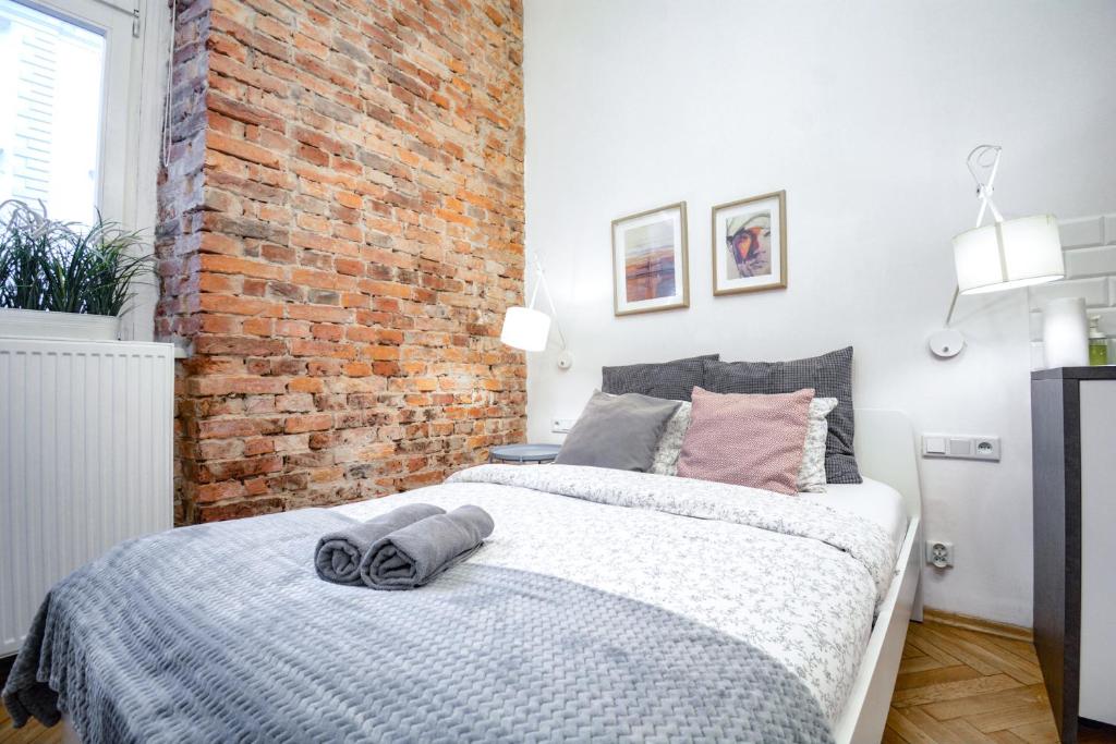 Posteľ alebo postele v izbe v ubytovaní LION apartments
