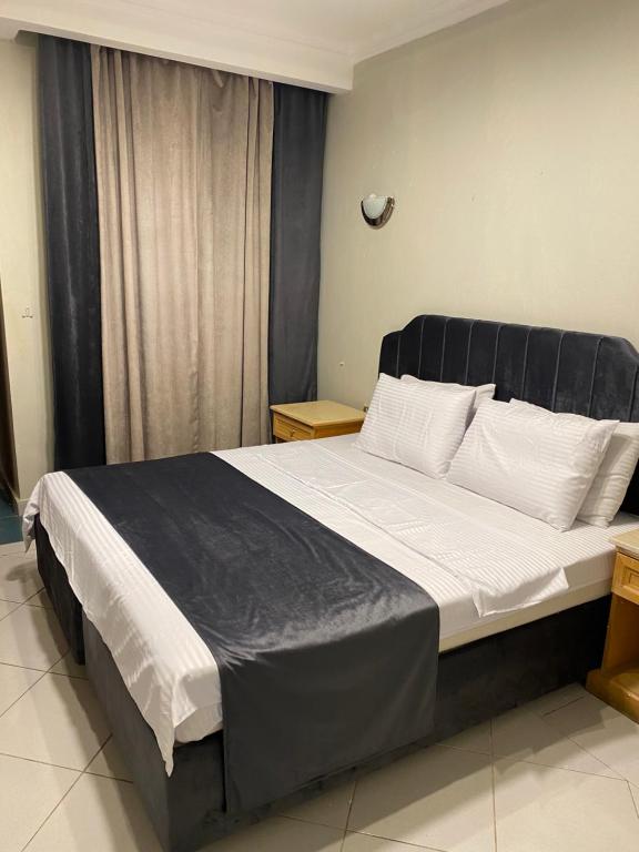 - une chambre avec un grand lit et des oreillers blancs dans l'établissement Delta Sharm 205, à Charm el-Cheikh