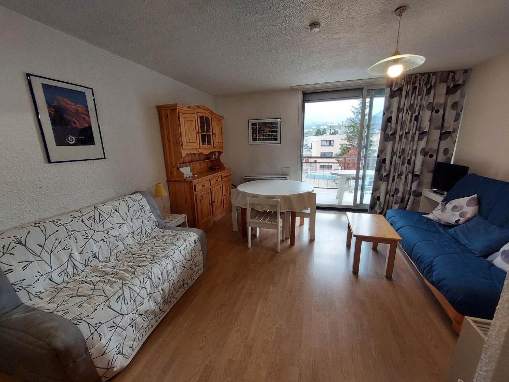 un salon avec un canapé et une table dans l'établissement Studio centre station avec balcon, parking, près des pistes pour 4 pers - FR-1-516-42, à Les Deux Alpes