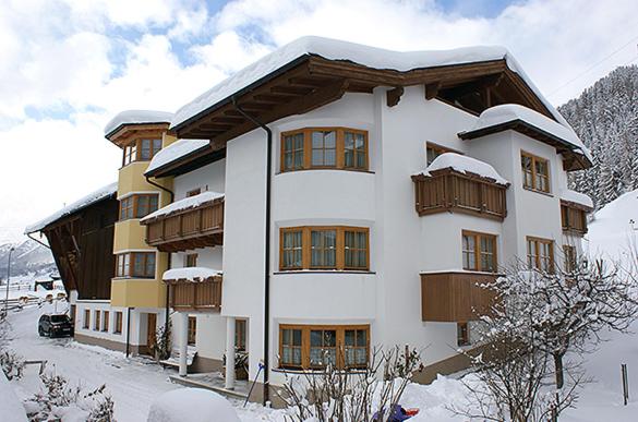 duży budynek z śniegiem na górze w obiekcie Hof am Arlberg - Familie Walter w mieście Sankt Anton am Arlberg