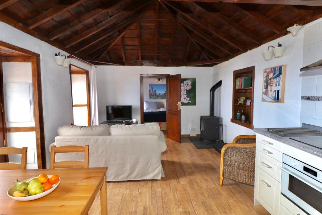 A kitchen or kitchenette at Casa Demetria La Palma