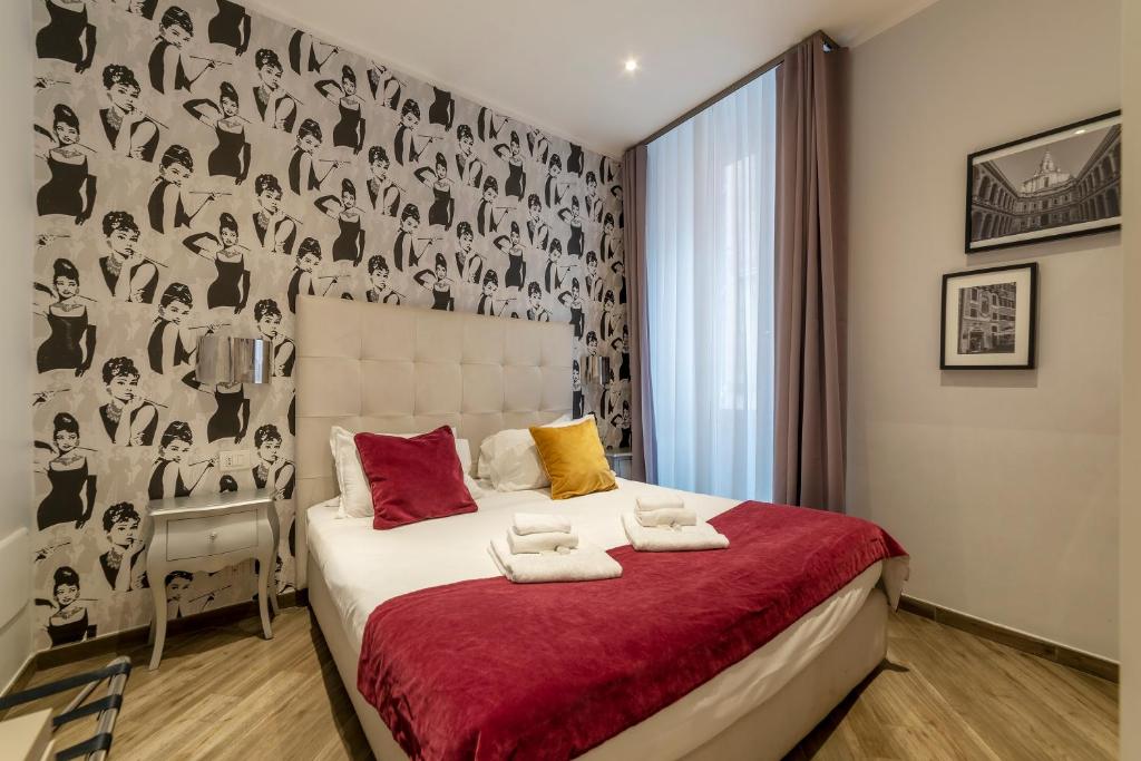 een slaapkamer met een bed met zwart en wit behang bij Frattina 1 - FromHometoRome in Rome